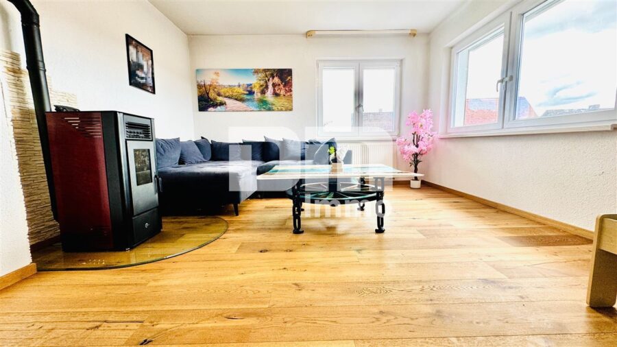 Kernsaniertes Einfamilienhaus mit Doppelgarage, großem Garten und Home-Office-Oase - EG Wohnzimmer / Kamin